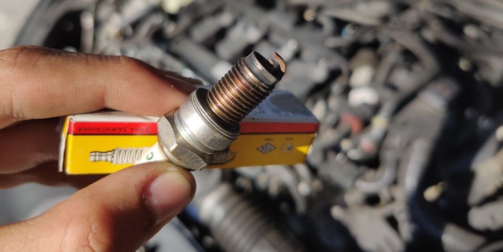 Свеча зажигания в ладони Свеча зажигания в ладони